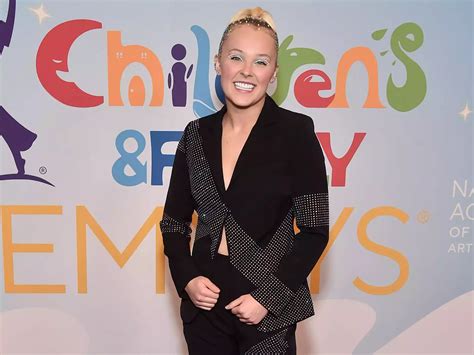 Jojo Siwa Criticized for Appearing to Joke About Fake Pregnancy。